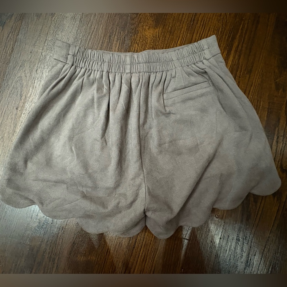 Eesome taupe suede scalloped shorts NWT - Picture 4 of 5